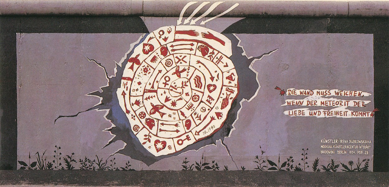 East Side Gallery: Irina Dubrowskaja, Die Wand muss weichen, wenn der Meteorit der Liebe kommt, 1990 © Stiftung Berliner Mauer, Postkarte