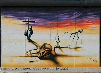 East Side Gallery: Marc Engel, Marionetten eines abgesetzten Stücks, 2009 © Stiftung Berliner Mauer, Foto: Günther Schaefer