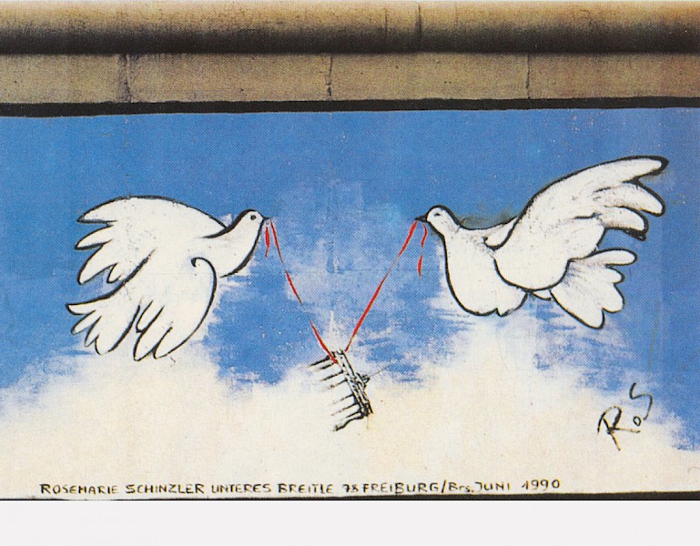 East Side Gallery: Rosemarie Schinzler, Alles offen, 1990 © Stiftung Berliner Mauer, Postkarte