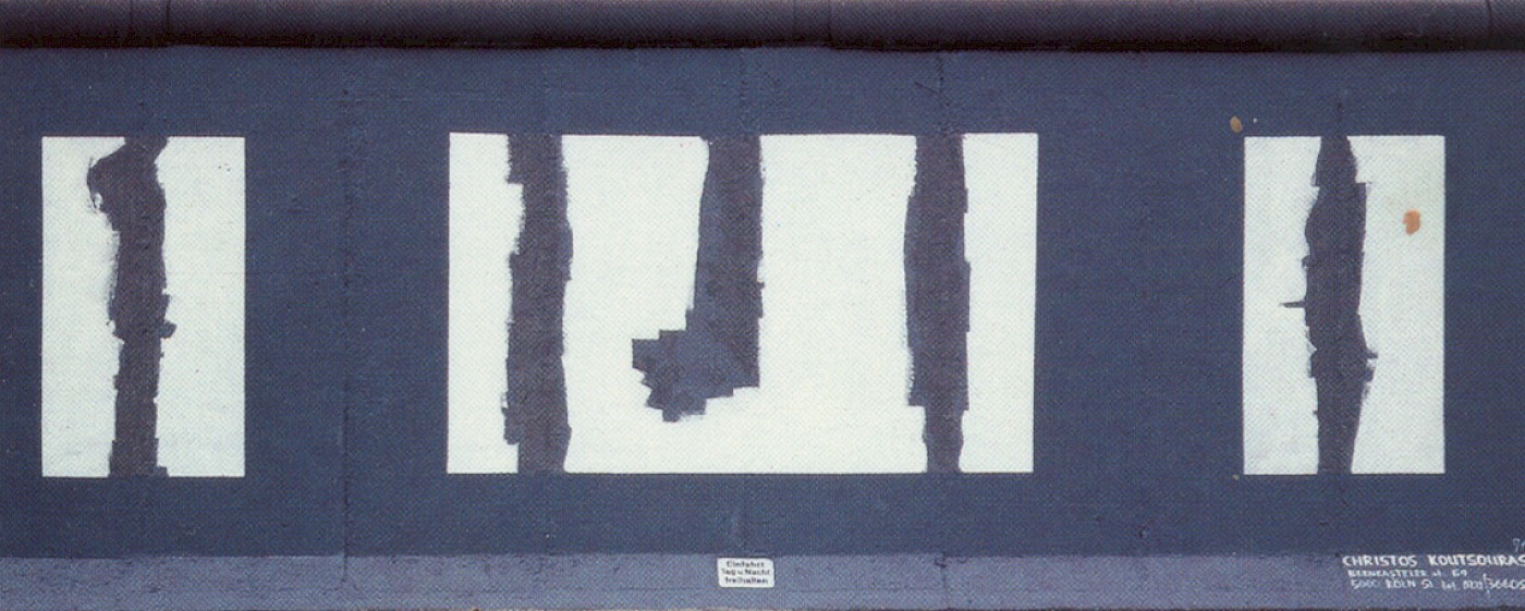 East Side Gallery: Christos Koutsouras, Einfahrt Tag und Nacht freihalten, 1990 © Stiftung Berliner Mauer, Postkarte