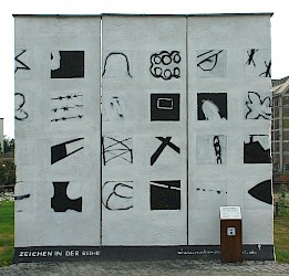 East Side Gallery: Mirta Domacinovic, Zeichen in der Reihe, 2009 © Stiftung Berliner Mauer, Foto: Günther Schaefer