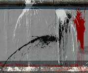 East Side Gallery: Stellvertretende Durstende, Wir haben versucht, Farben über die Mauer hinübergelangen zu lassen, 2009 © Stiftung Berliner Mauer, Foto: Günther Schaefer