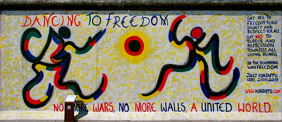 East Side Gallery: Jolly Kunjappu, Dancing To Freedom, 2009 © Stiftung Berliner Mauer, Foto: Günther Schaefer