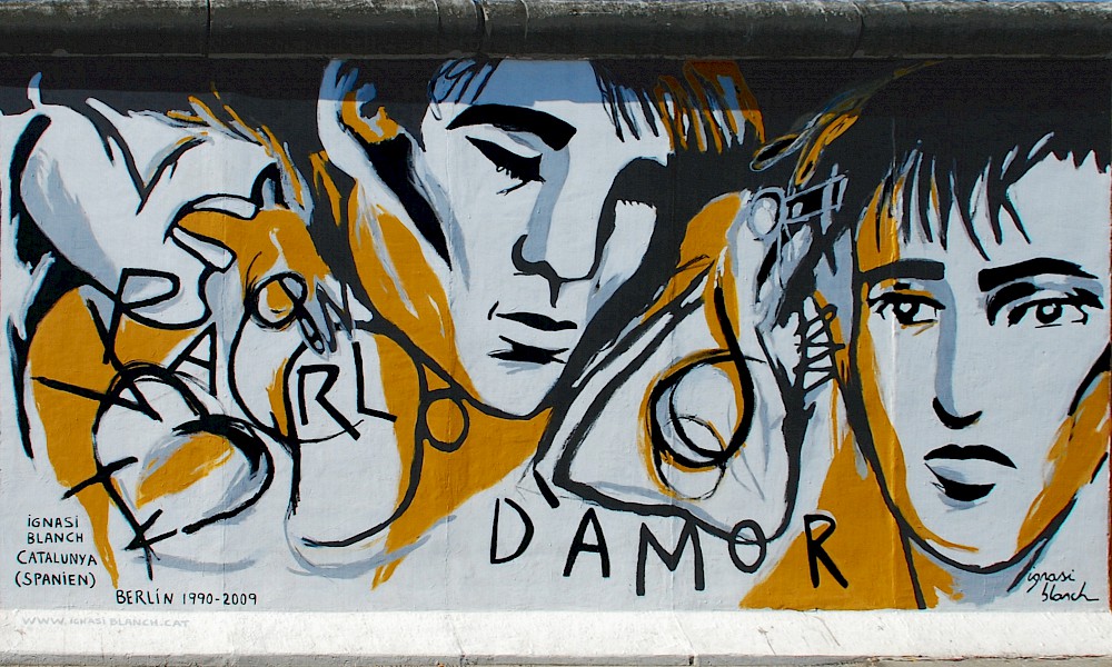 East Side Gallery: Ignasi Blanch Gisbert, Parlo d‘amor, 2009 © Stiftung Berliner Mauer, Foto: Günther Schaefer