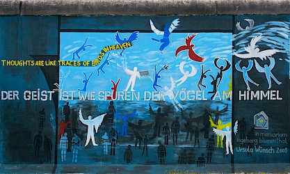East Side Gallery: Ingeborg Blumenthal, Der Geist ist wie die Spuren der Vögel am Himmel, 2009 © Stiftung Berliner Mauer, Foto: Günther Schaefer