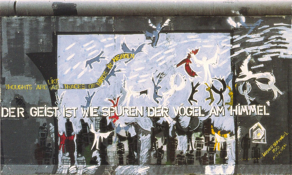 East Side Gallery: Ingeborg Blumenthal, Der Geist ist wie die Spuren der Vögel am Himmel, 1990 © Stiftung Berliner Mauer, Postkarte