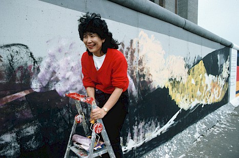 Kikue Miyatake bei der Entstehung ihres Mauerbildes, 1990