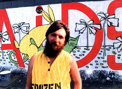 Alexej Taranin vor seinem ersten Bild an der Mauer, 1990