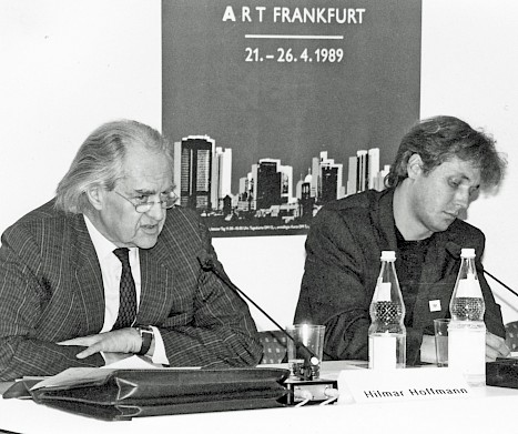 Bodo Sperling (re.) und Hilmar Hoffmann auf der Kunstmesse „Art Frankfurt“, 1989
