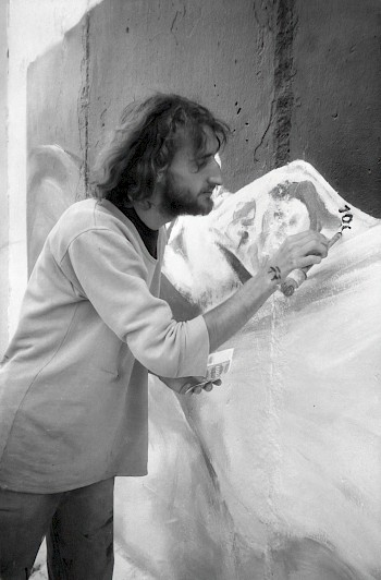 Carsten Jost beim Malen seines Mauerbildes, 1990